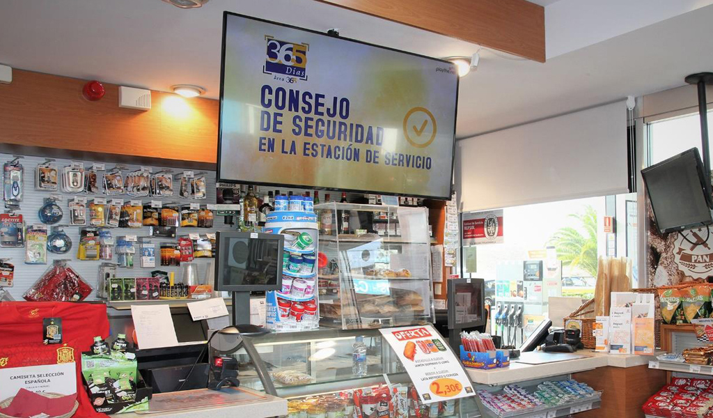 Publicidad en zona de caja en gasolinera