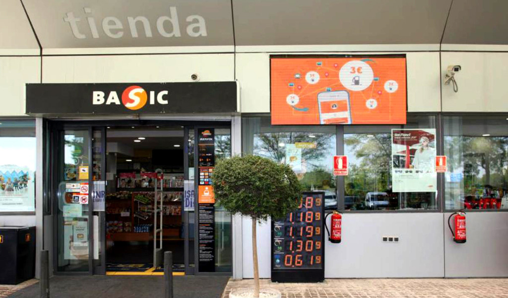 Publicidad entrada gasolinera