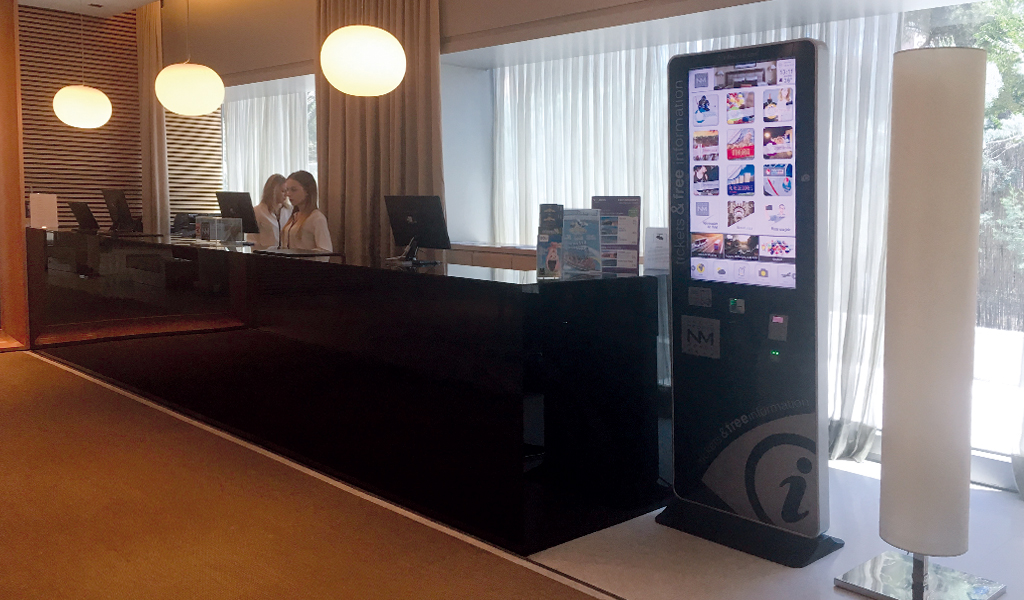 Publicidad en recepción hotel