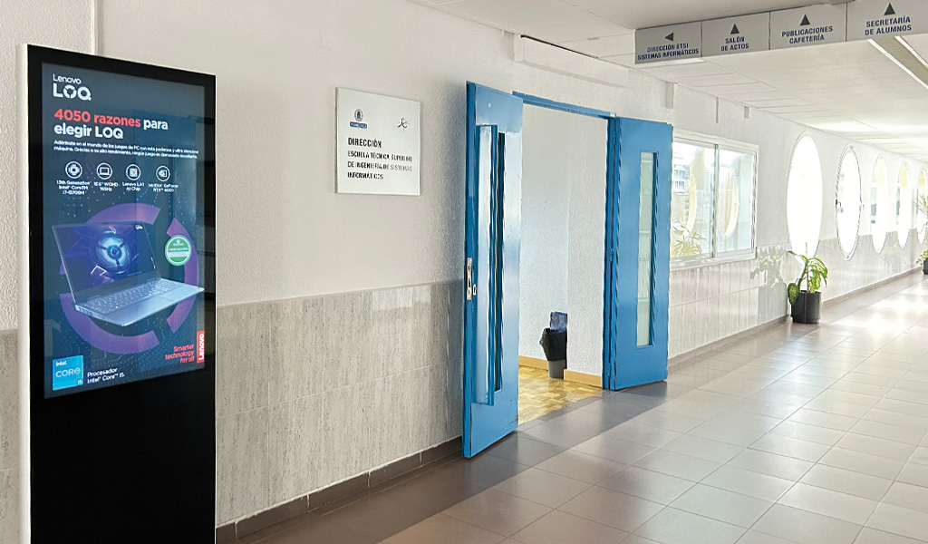 Publicidad en pasillo universidad